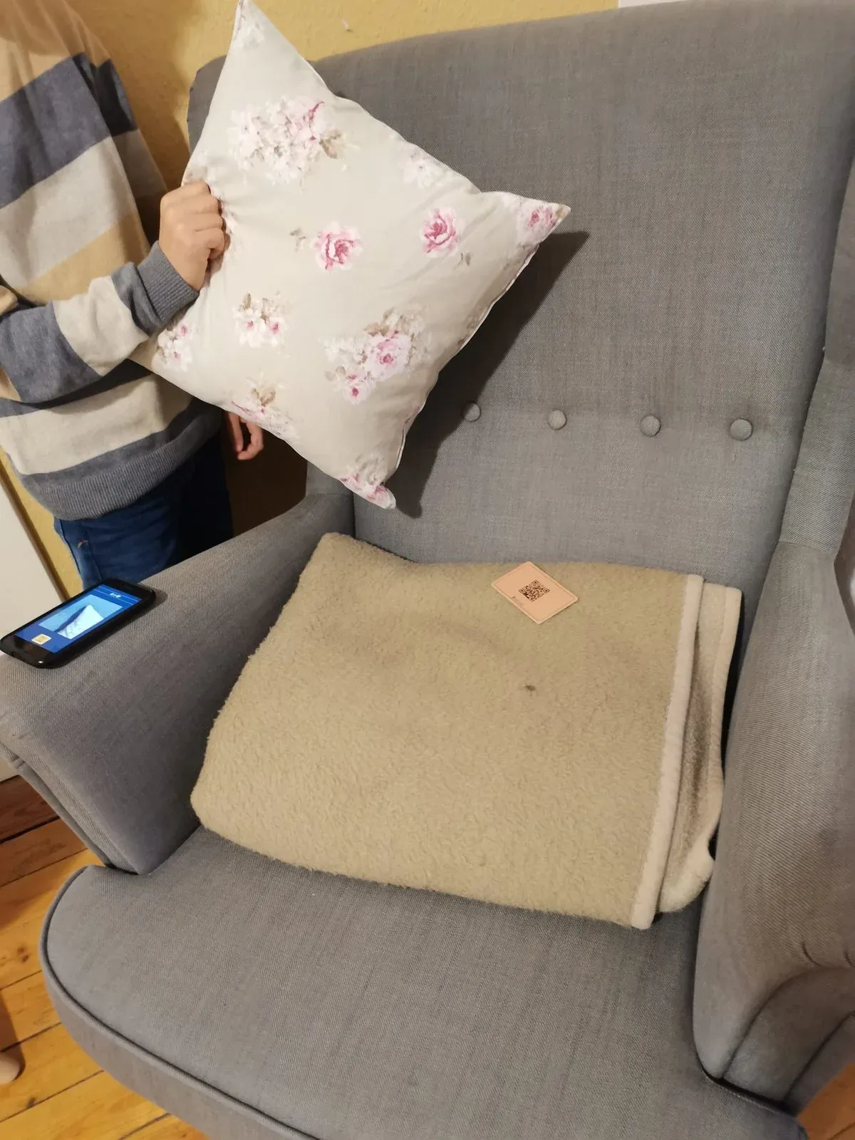 Ein Kind hält die gefundene Karte in der Hand
