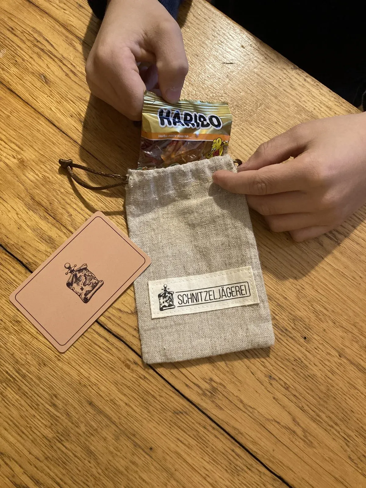 Kinder packen den gefundenen Schatz aus