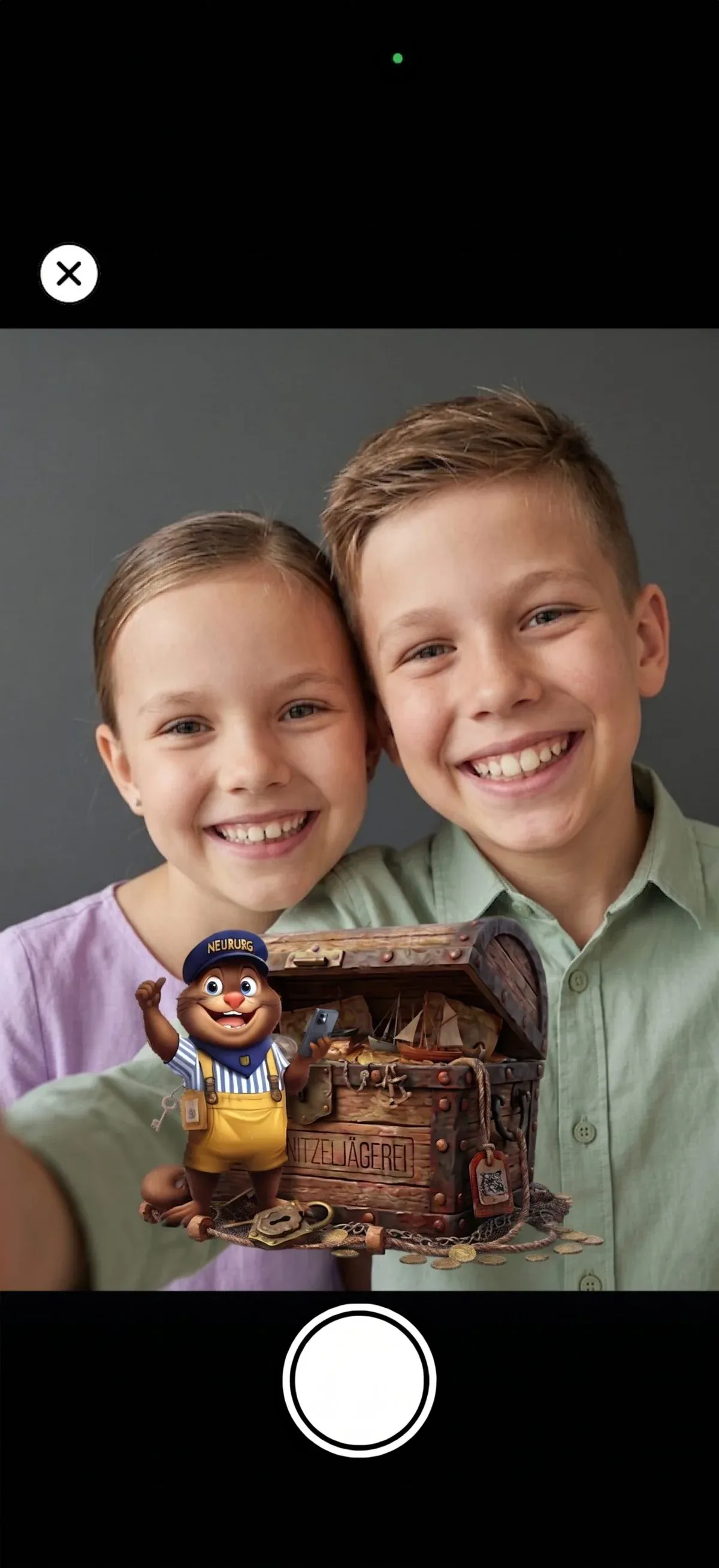 Erinnerungsfoto mit dem Maskottchen Neubi als Overlay