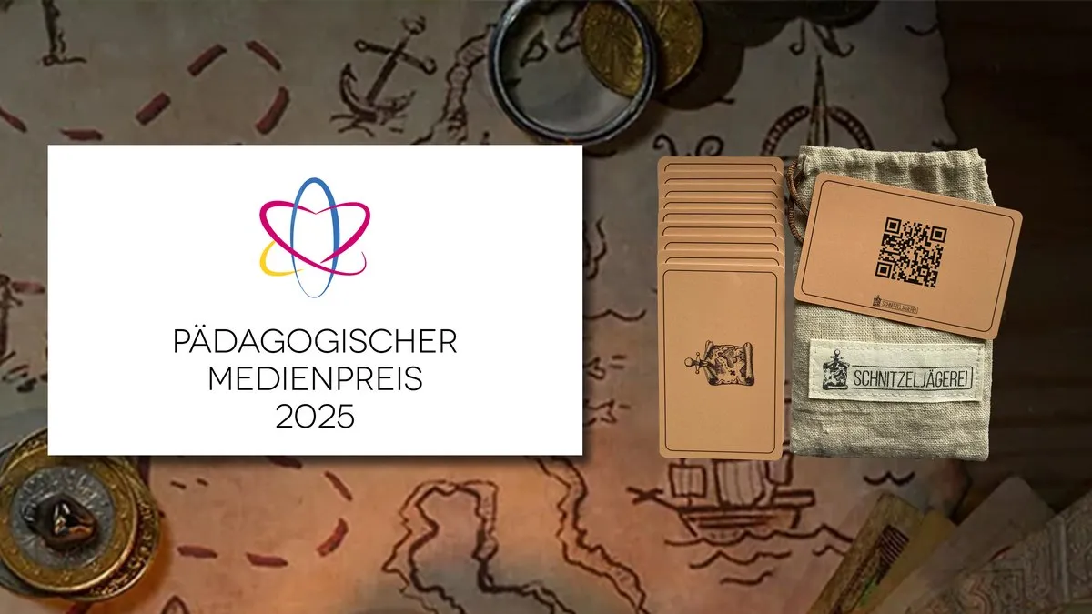 Schnitzeljägerei Pressebild zum Pädagogischen Medienpreis 2025 — Logo des Pädagogischen Medienpreises neben dem Schnitzeljagd-Kartenset auf einem Schatzkarten-Hintergrund