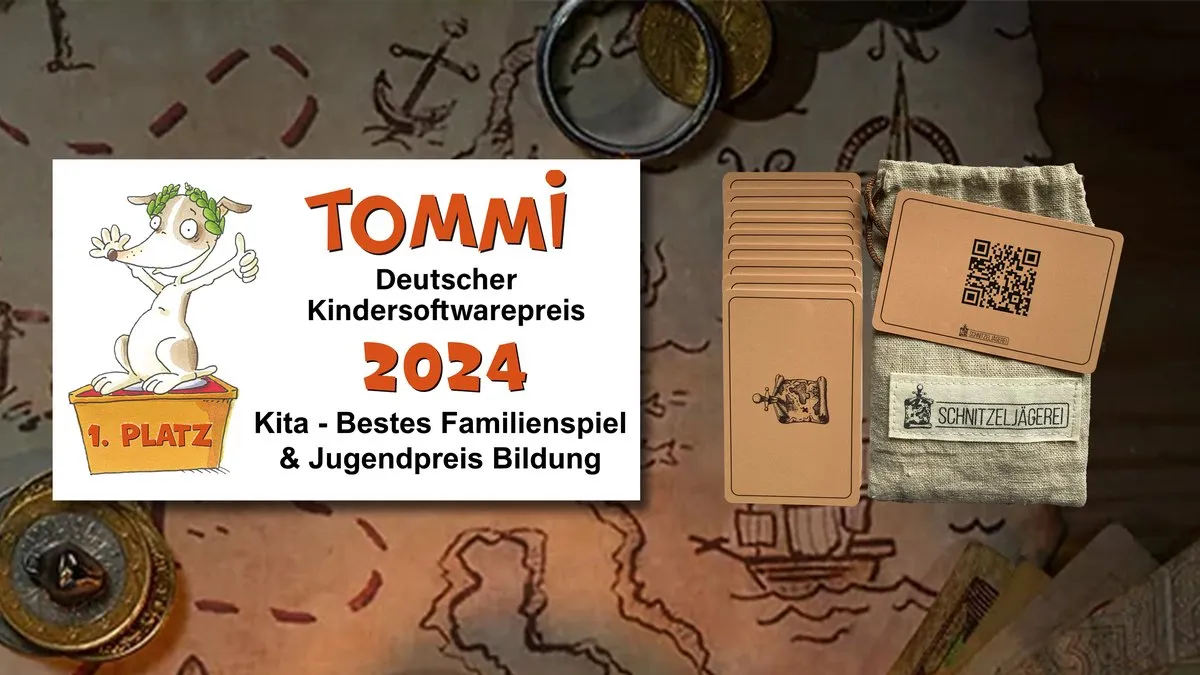 Schnitzeljägerei Pressebild zum Deutschen Kindersoftwarepreis TOMMI 2024 — TOMMI-Logo neben Schnitzeljagd-Kartenset auf Schatzkarten-Hintergrund